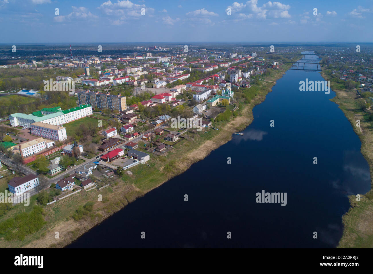 Blick von oben auf die moderne Polotsk und den Westlichen dwina an einem sonnigen April Tag (Luftaufnahmen). Weißrussland Stockfoto