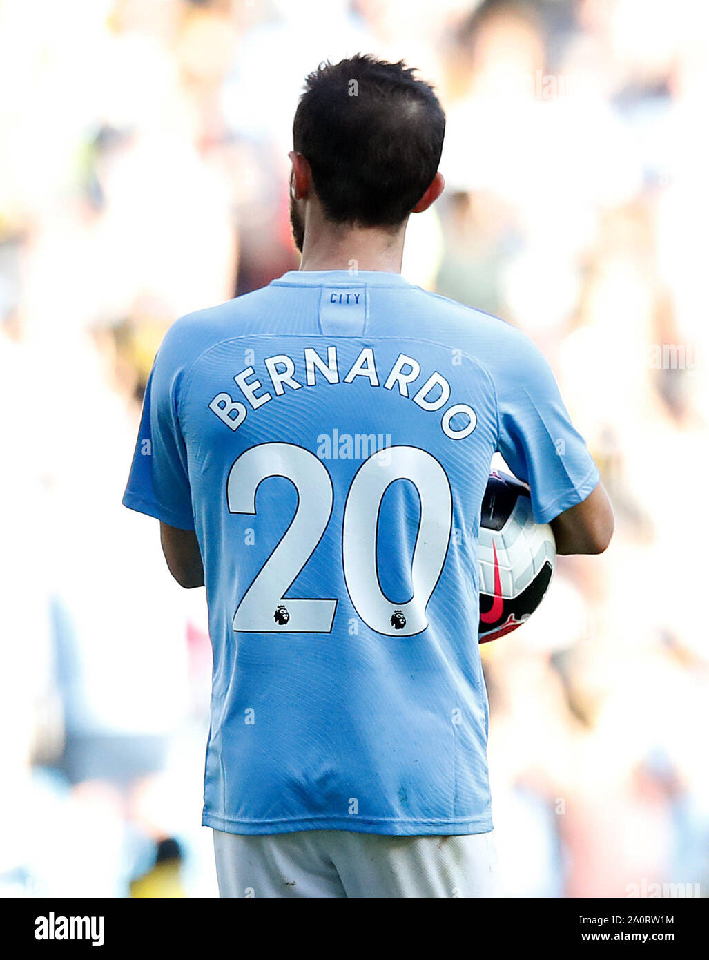 Von Manchester City Bernardo Silva mit den Matchball, nachdem er ein  Hattrick in der Premier League Match an der Etihad Stadium, Manchester  Stockfotografie - Alamy