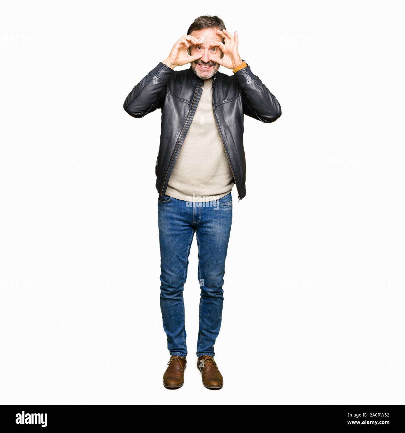 Mittleres Alter stattlicher Mann mit schwarzen Lederjacke, die versuchen, die Augen mit den Fingern, schläfrig und müde für morgendliche Müdigkeit zu öffnen. Stockfoto