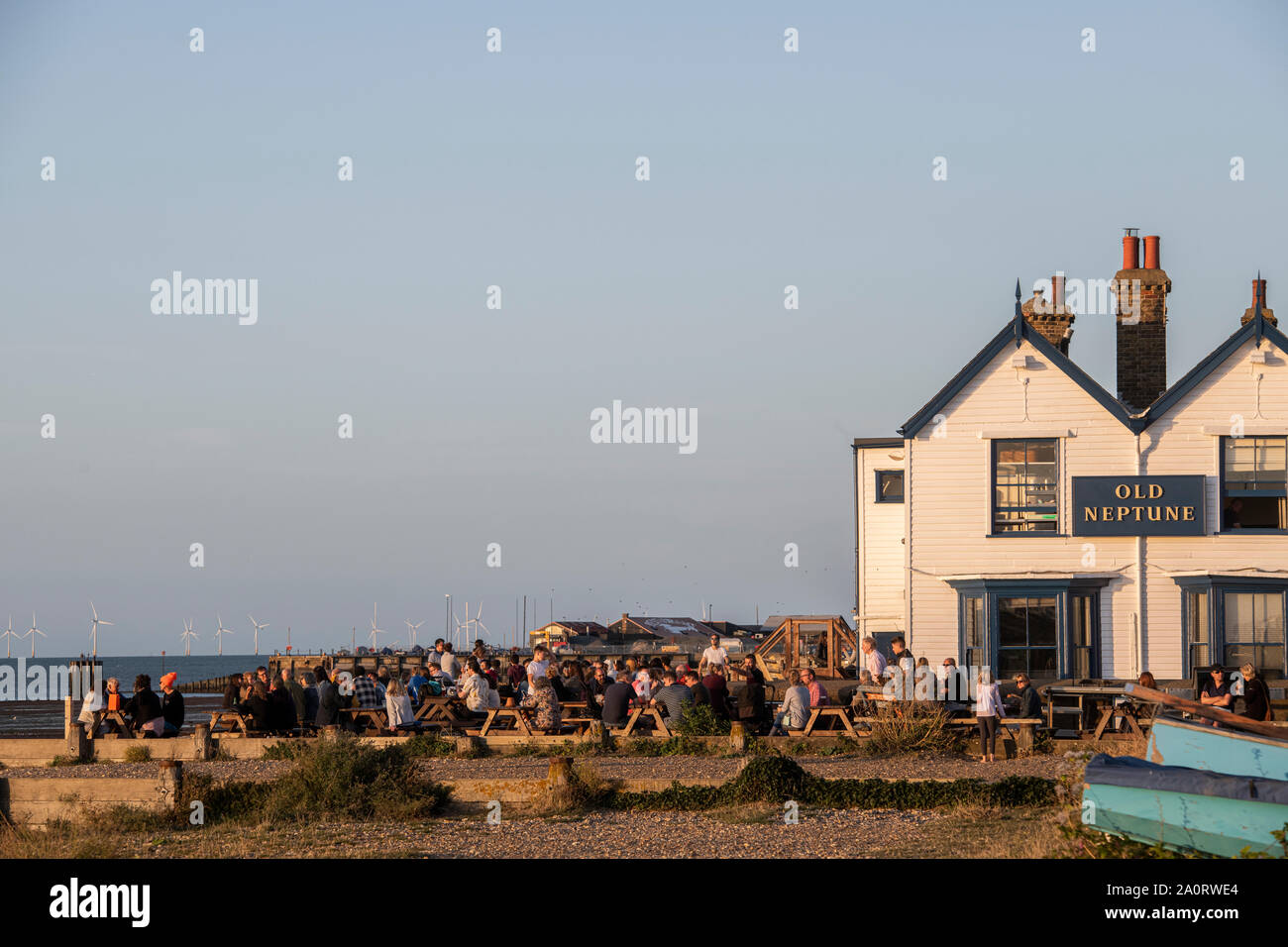 Die alte Neptun Pub, eine der wenigen Kneipen an einem Strand in Whitstable an der Küste von Kent im Spätsommer Stockfoto