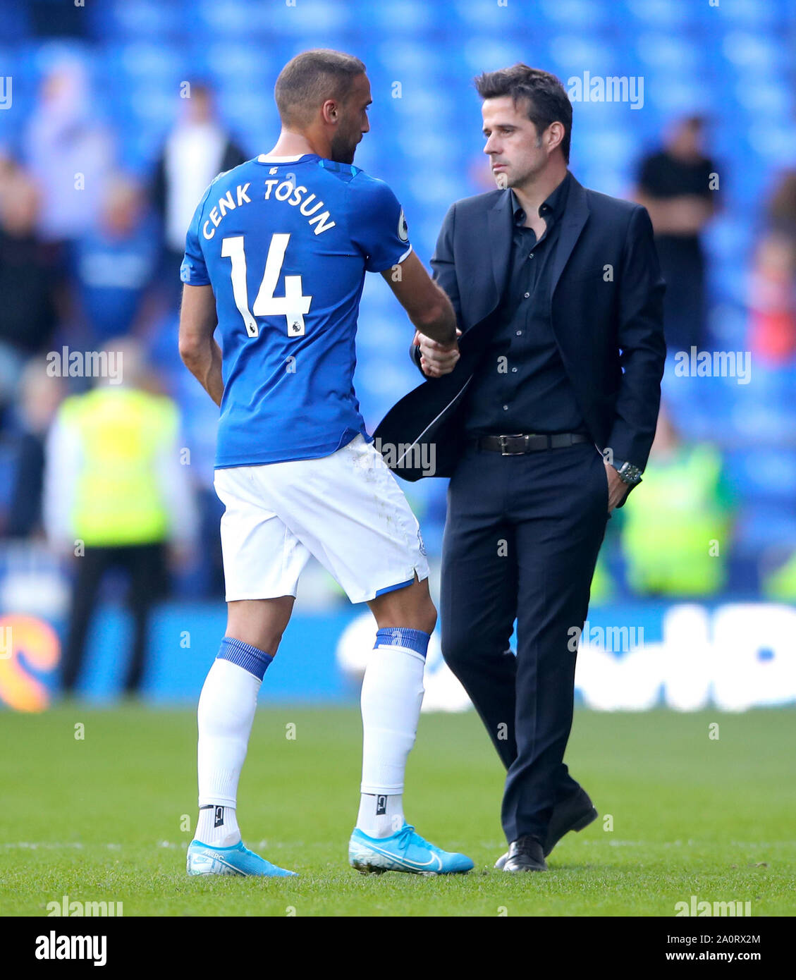 Everton ist Cenk Tosun (links) und Everton manager Marco Silva schütteln sich die Hände nach dem Abpfiff des Premier League Spiel im Goodison Park, Liverpool. Stockfoto