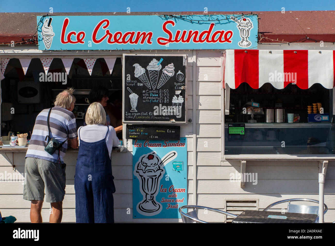 Ein Eis auf dem Pier in Herne Bay an der Küste von Kent im Spätsommer Abschaltdruck Stockfoto