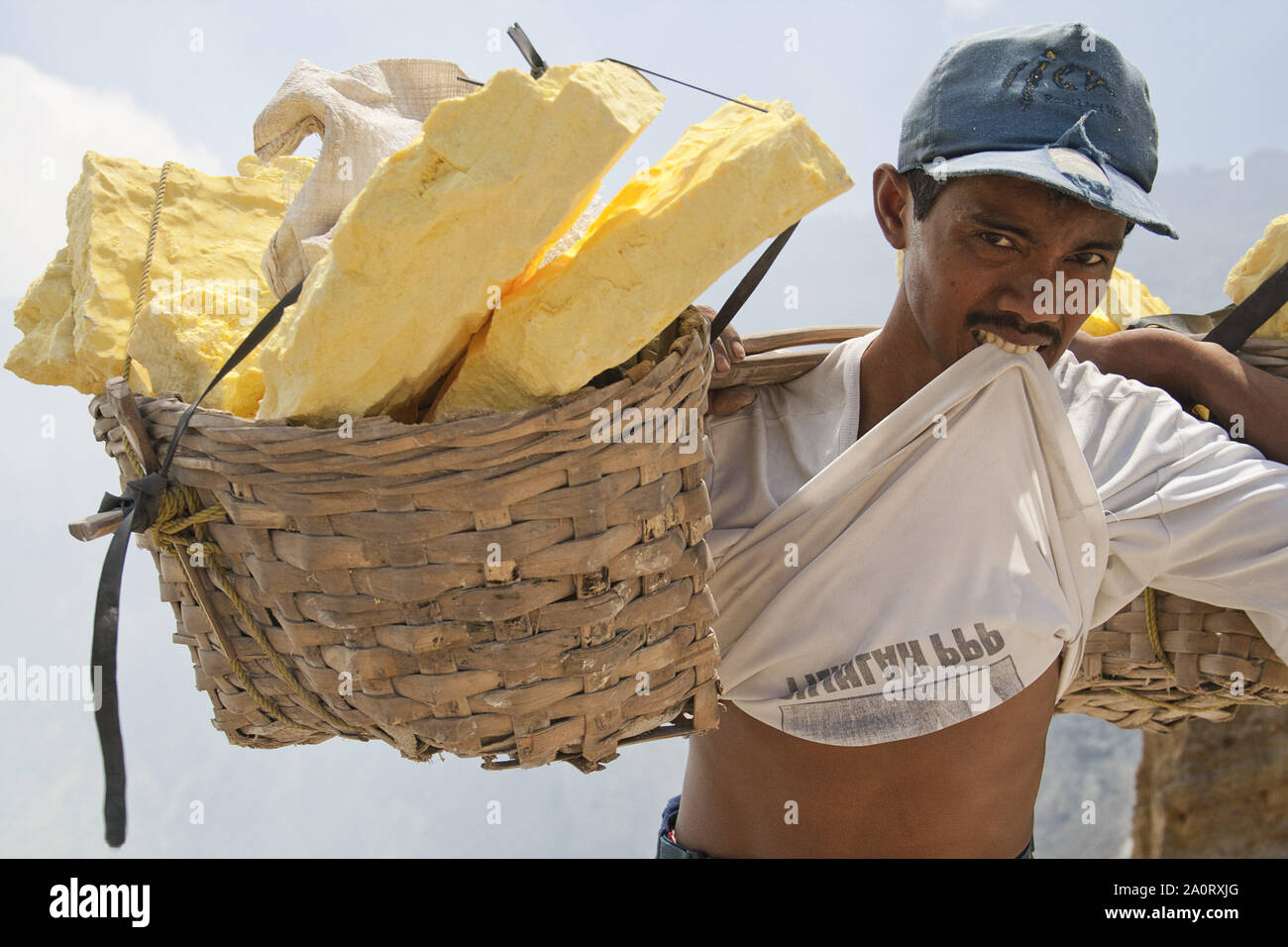 Mai 5, 2007, Ijen Kawah, Indonesien: ein Bergmann mit Schwefel Körbe. In Java Insel, Ijen Kawah Vulkan Crater Lake bringt hunderte von Bergleuten auf der Suche nach Schwefel Schwefel jeden Tag, dieser See ist der größte der Welt, Schwefel ist ein wertvolles Material in verschiedenen verwendet. Die mining Job gilt als einer der härtesten der Welt gilt. Die stärkste Bergleute kann 70 kg Schwefel in Körbe führen zweimal täglich entlang eines 7 km Schritt weg für 10 Euro. Sie zahlen einen hohen Preis in Form von Gesundheit durch die giftigen Dämpfe, die Lebenserwartung um 50 Jahre. (Bild: © Rafael Bastante/SOPA Bilder über ZUMA Wi Stockfoto