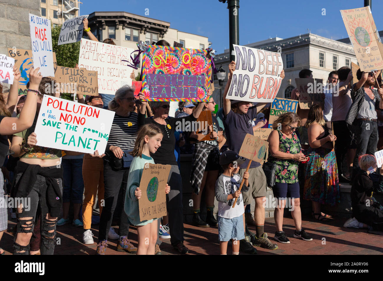 Die Demonstranten halten Schilder an die Internationale Klimagerechtigkeit Rallye in Asheville, NC, USA. Stockfoto