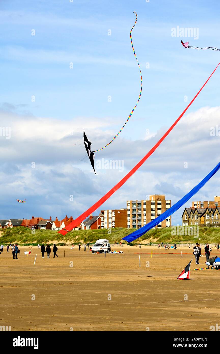 St Anne's, England - 7. September 2019: Lenkdrachen und Schwanz fyling Loops Stockfoto