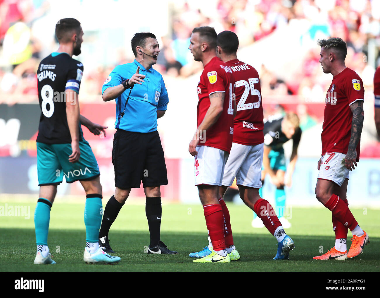 Schiedsrichter Tony Harrington hat Worte mit Bristol City Tommy Rowe während der Sky Bet Championship match bei Ashton Gate, Bristol. Stockfoto