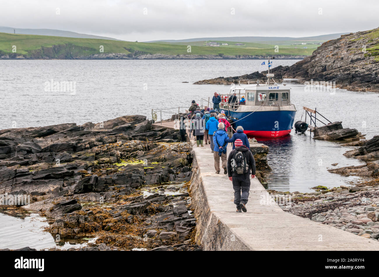 Menschen die Mousa Boot Verpflegung für die Fahrt mit der Fähre zurück nach Shetland Festland von der Insel Mousa. Stockfoto