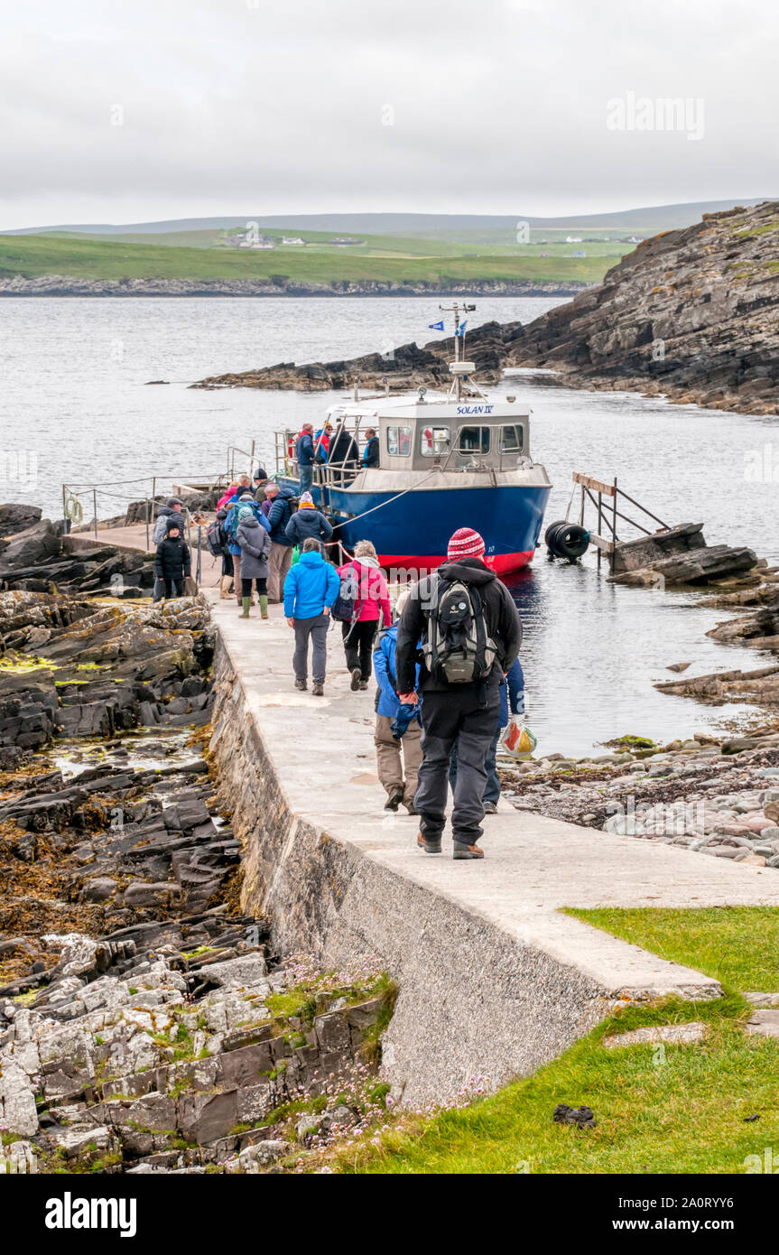 Menschen die Mousa Boot Verpflegung für die Fahrt mit der Fähre zurück nach Shetland Festland von der Insel Mousa. Stockfoto