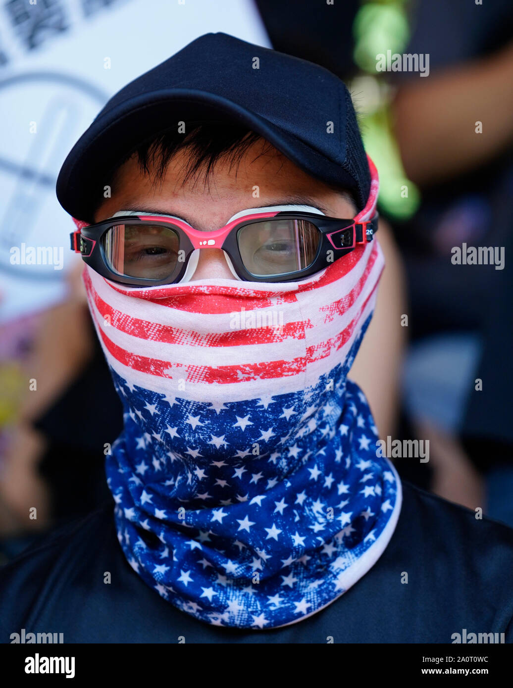 Tuen Mun, Hong Kong. 22 Sep, 2019. Pro Demokratie Demonstration und März durch Tuen Mun in Hongkong. Demonstranten protestieren gegen Belästigung durch Teile der pro Peking Gemeinschaft. Die weitgehend friedlichen März hatte mehrere gewaltsame Zwischenfälle mit der Polizei mit Tränengas. Mehrere Verhaftungen wurden vorgenommen. Abgebildet; Demonstrant in die Maske des USA-Flagge. Credit: Iain Masterton/Alamy leben Nachrichten Stockfoto