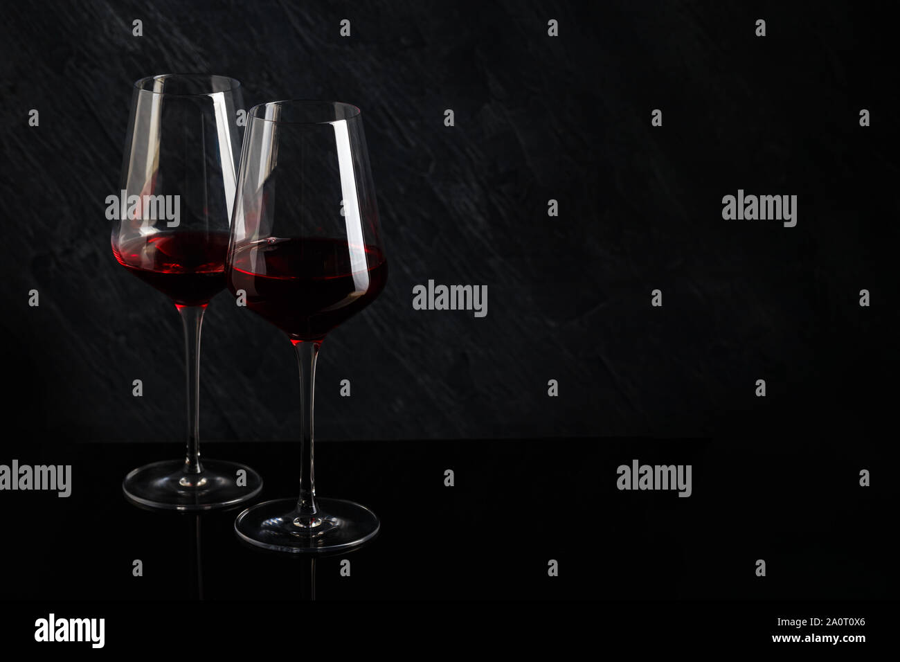 Flasche Wein und Gläser Rotwein in Low Key auf schwarzem Hintergrund Stockfoto