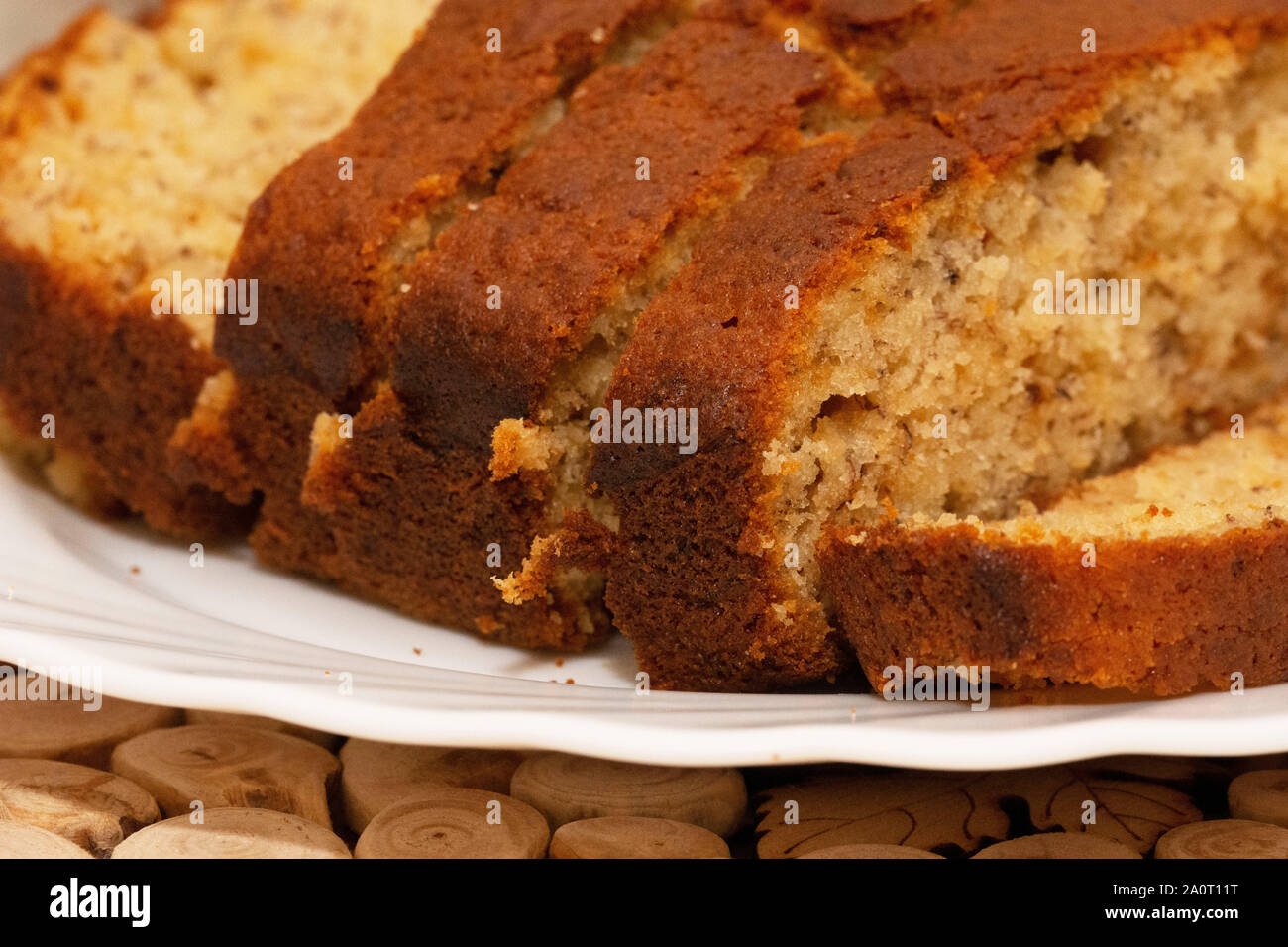Leckere selbstgemachte Banane Brot, frisch aus dem Ofen genommen und in Scheiben geschnitten Stockfoto