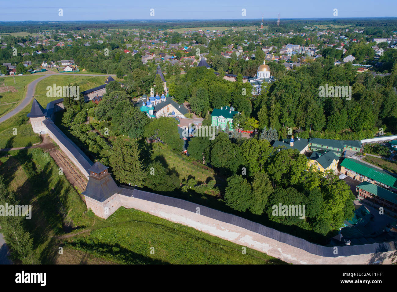 Heilige Mariä-Entschlafen Pskovo-Pechersky Kloster im Sommer Landschaft (Luftaufnahmen). Pechory, Russland Stockfoto