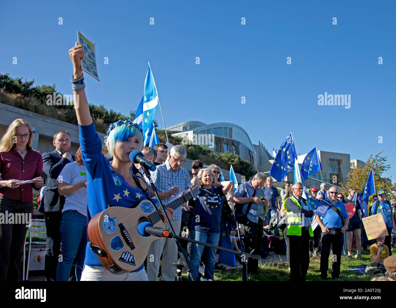 Holyrood Park, Edinburgh, Schottland, Großbritannien. 21. September 2019 Kundgebung gegen den Brexit nach Royal Mile march, im Holyrood Park vor dem schottischen Parlament. Die Redner im Bild: Madeleina Kay, bekannt als #EUsupergirl, für ihre kreative Kampagne zum Stopp des Brexit, die vom Europäischen Parlament mit dem Titel „Junges Europa des Jahres 2018“ ausgezeichnet wurde, Stockfoto