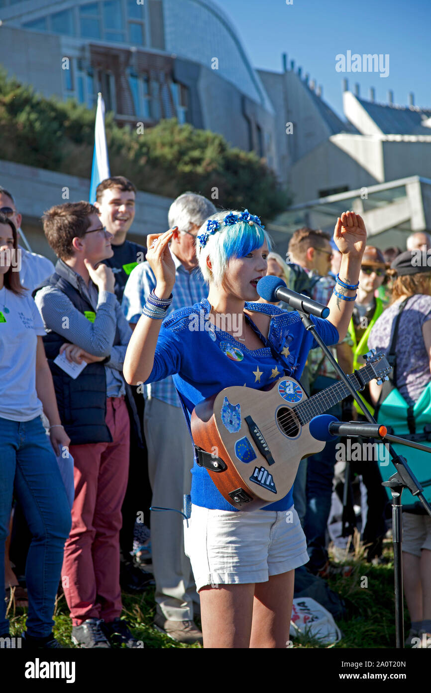 Holyrood Park, Edinburgh, Schottland, Großbritannien. 21. September 2019 Kundgebung gegen den Brexit nach Royal Mile march, im Holyrood Park vor dem schottischen Parlament. Die Redner im Bild: Madeleina Kay, bekannt als #EUsupergirl, für ihre kreative Kampagne zum Stopp des Brexit, die vom Europäischen Parlament mit dem Titel „Junges Europa des Jahres 2018“ ausgezeichnet wurde, Stockfoto