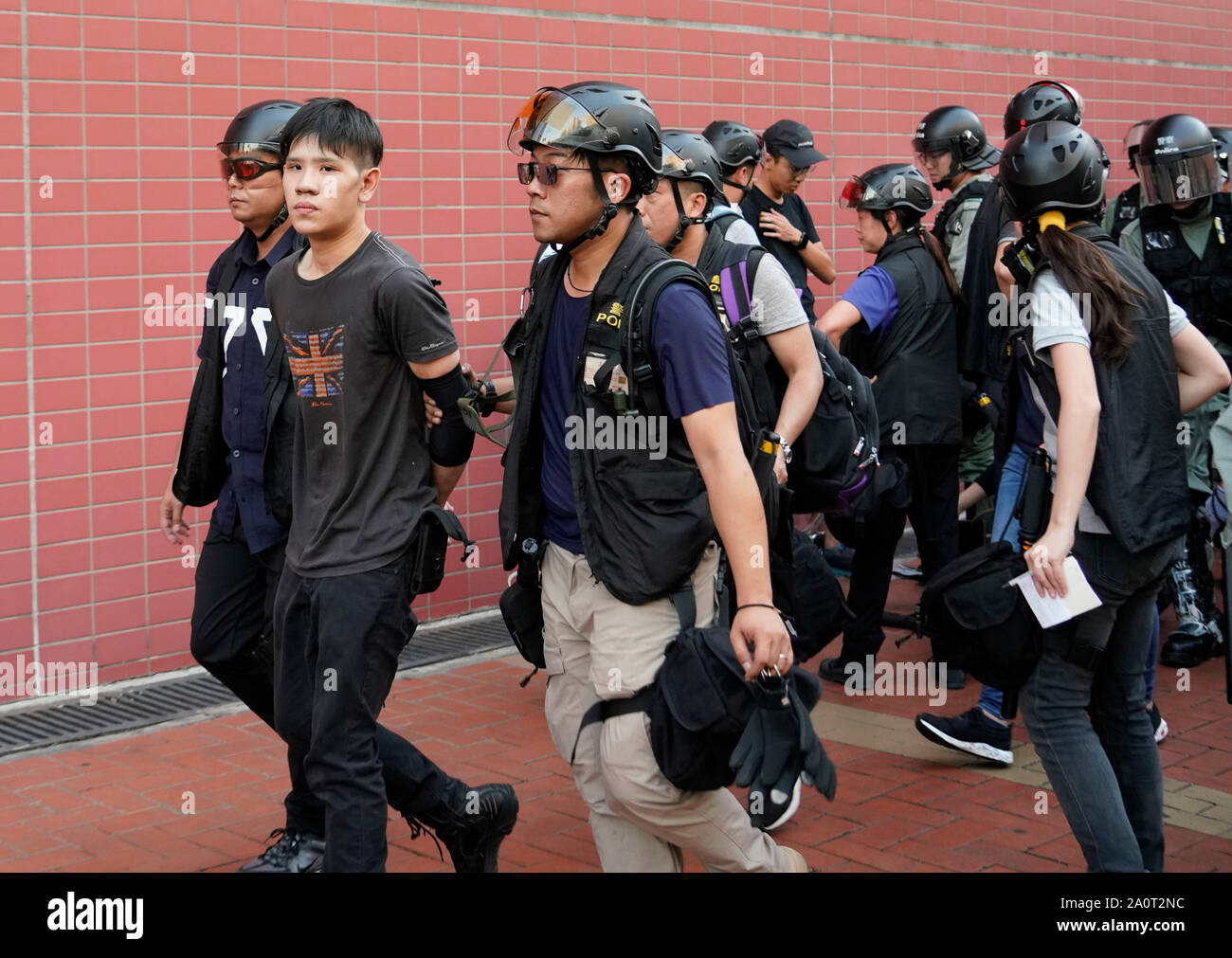 Tuen Mun, Hong Kong. 22 Sep, 2019. Pro Demokratie Demonstration und März durch Tuen Mun in Hongkong. Demonstranten protestieren gegen Belästigung durch Teile der pro Peking Gemeinschaft. Die weitgehend friedlichen März hatte mehrere gewaltsame Zwischenfälle mit der Polizei mit Tränengas. Mehrere Verhaftungen wurden vorgenommen. Abgebildet; Verhaftung von demonstrant. Credit: Iain Masterton/Alamy leben Nachrichten Stockfoto