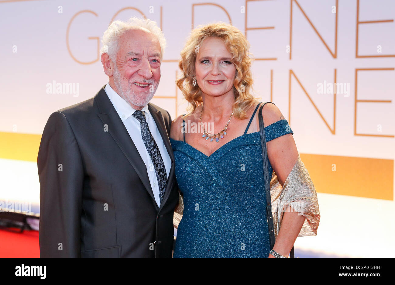 Leipzig, Deutschland. 20 Sep, 2019. Dieter Hallervorden kommt mit seiner Frau Christiane Zander auf die fernsehgala "Goldene Henne". Insgesamt 53 Nominierten aus Show business, Gesellschaft und Sport können Hoffnung für die Auszeichnung. Die Goldene Henne ist auf die DDR Entertainerin Helga Hahnemann, der 1991 starb. Kredite: Jan Woitas/dpa-Zentralbild/dpa/Alamy leben Nachrichten Stockfoto