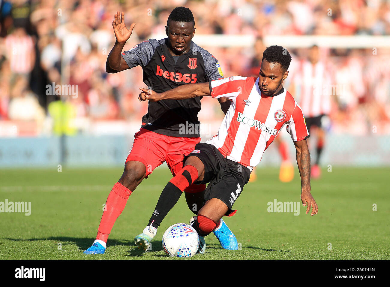London, Großbritannien. 21 Sep, 2019. Peter Etebo von Stoke City (L), die in Aktion mit Rico Heinrich von Brentford (R). EFL Skybet championship Match, Brentford v Stoke City bei Griffin Park Stadium in London am Samstag, den 21. September 2019. Dieses Bild dürfen nur für redaktionelle Zwecke verwendet werden. Nur die redaktionelle Nutzung, eine Lizenz für die gewerbliche Nutzung erforderlich. Keine Verwendung in Wetten, Spiele oder einer einzelnen Verein/Liga/player Publikationen. pic von Steffan Bowen/Andrew Orchard sport Fotografie/Alamy Live news Credit: Andrew Orchard sport Fotografie/Alamy leben Nachrichten Stockfoto