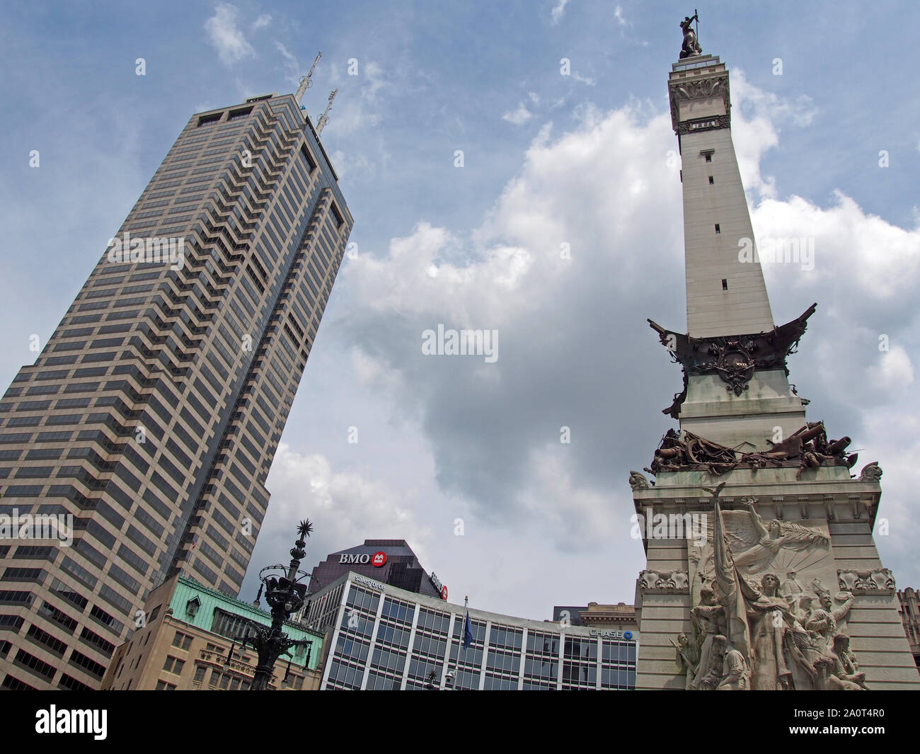 Low Angle View von Soldaten und Matrosen Monument und Salesforce Turm, Indianapolis, Indiana, USA, Juli 26, 2019, © katharine Andriotis Stockfoto