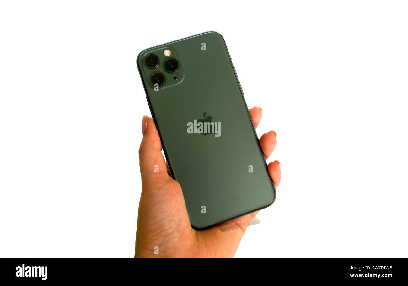Dubai/VAE - September 21, 2019: Neue 24.00 Uhr Green Apple Iphone 11 Pro in der Hand auf weißem Hintergrund. iphone 11 Pro Stockfoto