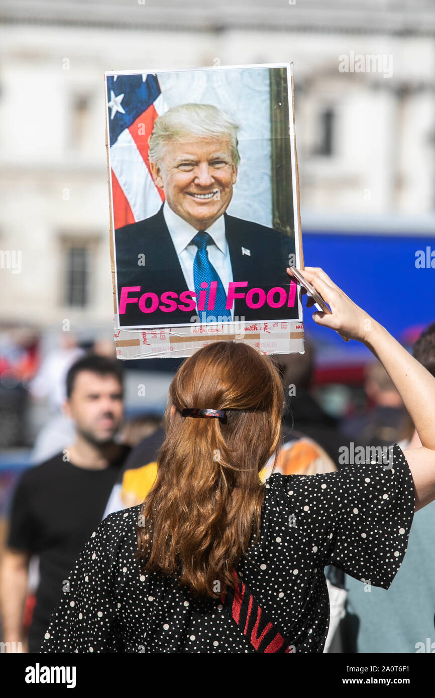 Eine Demonstrantin hält ein Porträt von Präsident Donald Trump während des Streiks für den Klimawandel in London. Klimagerechtigkeit eine globale Bewegung bessere Rechtsvorschriften, bessere Planeten für zukünftige Generationen zu schaffen und das Bewusstsein für Umweltschutz zu schaffen. Stockfoto