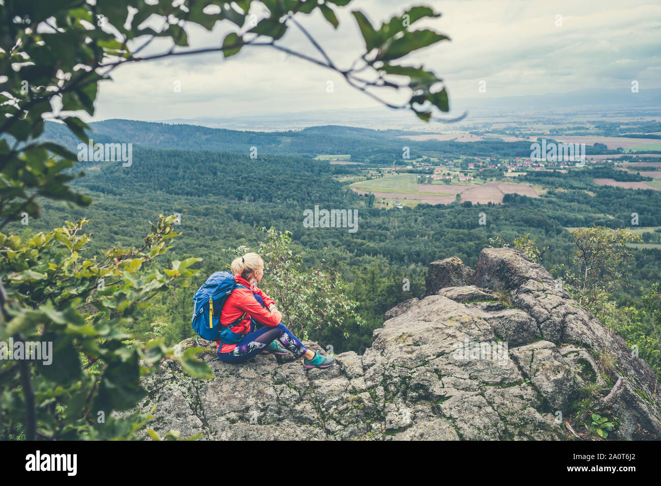 Wandern Mädchen mit Rucksack, auf Anzeigen. Reisen und gesunden Lebensstil im Freien im Herbst Saison. Blick auf die Berge Landschaft. Stockfoto