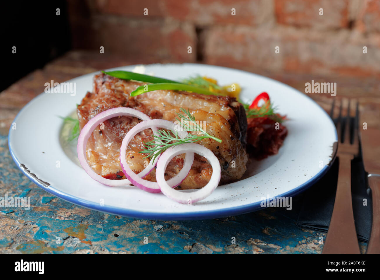 Gegrillte Schweinerippchen auf alten geschält lackierte Oberfläche - herzhaftes Gericht Stockfoto