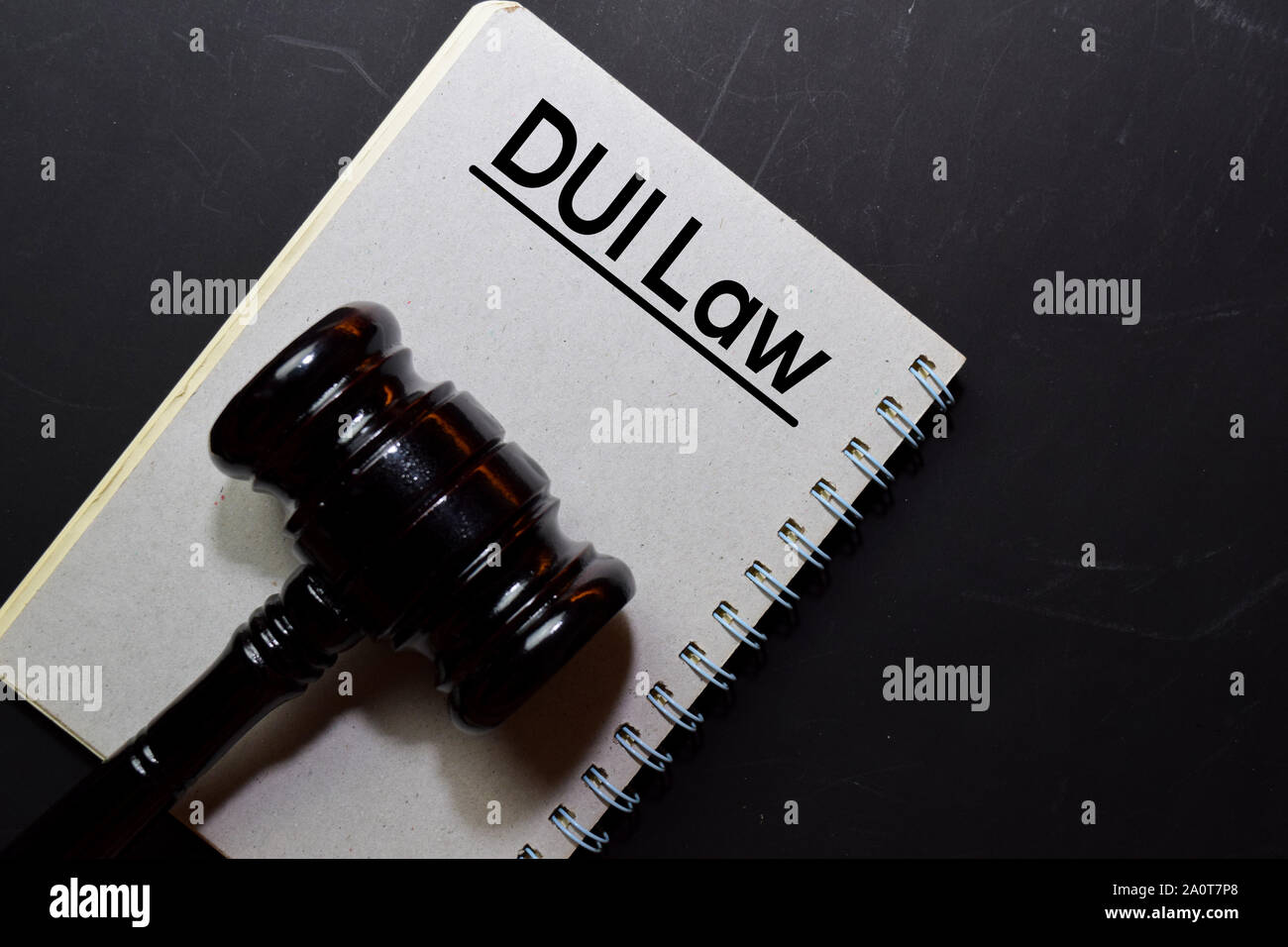 Dui Law text auf Dokument und Hammer isoliert auf Büro Schreibtisch. Gesetz Konzept Stockfoto