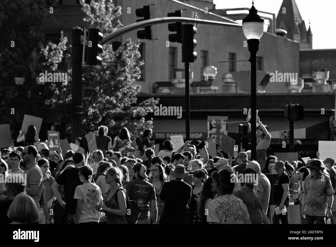 Scharen von Menschen zusammenkommen auf internationaler Klimagerechtigkeit Kundgebung in der Innenstadt von Asheville, NC, USA Stockfoto