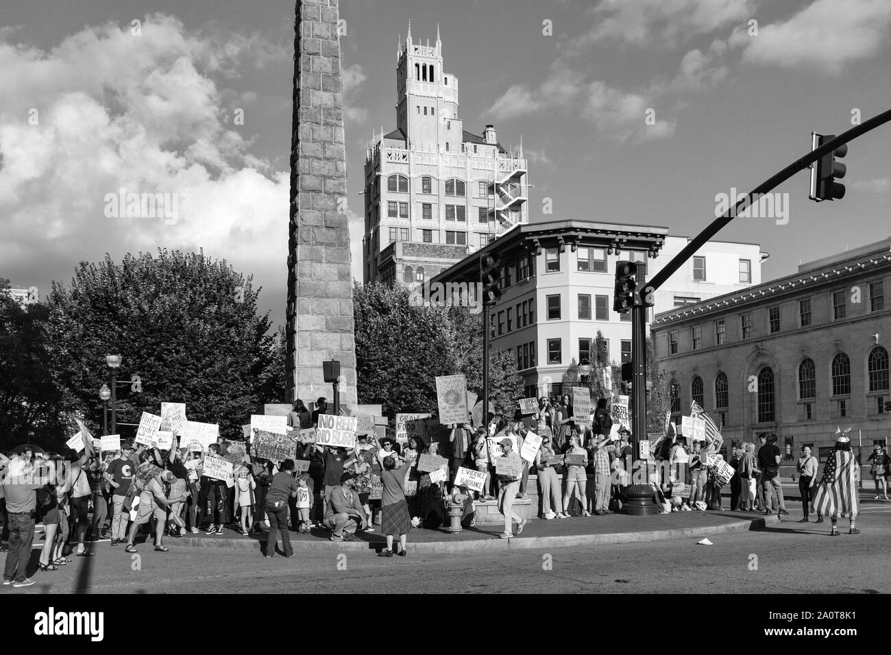 Menschen versammeln sich unter dem Vance Denkmal an die Internationale Klimagerechtigkeit Kundgebung in der Innenstadt von Asheville, NC, USA Stockfoto