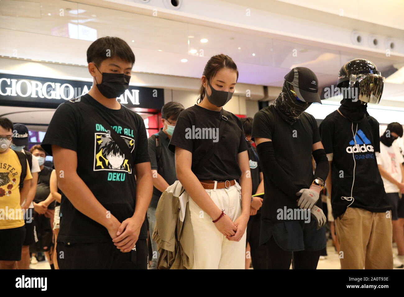 Hong Kong. 21. September 2019. Hong Kong Demonstranten hielten einen sitzen und singen Sitzung im Yoho Mall in Yuen Long zu 2 Monaten seit angebliche Triade Angriffe auf Yuen Long MTR Station Credit: David Coulson/Alamy leben Nachrichten Stockfoto