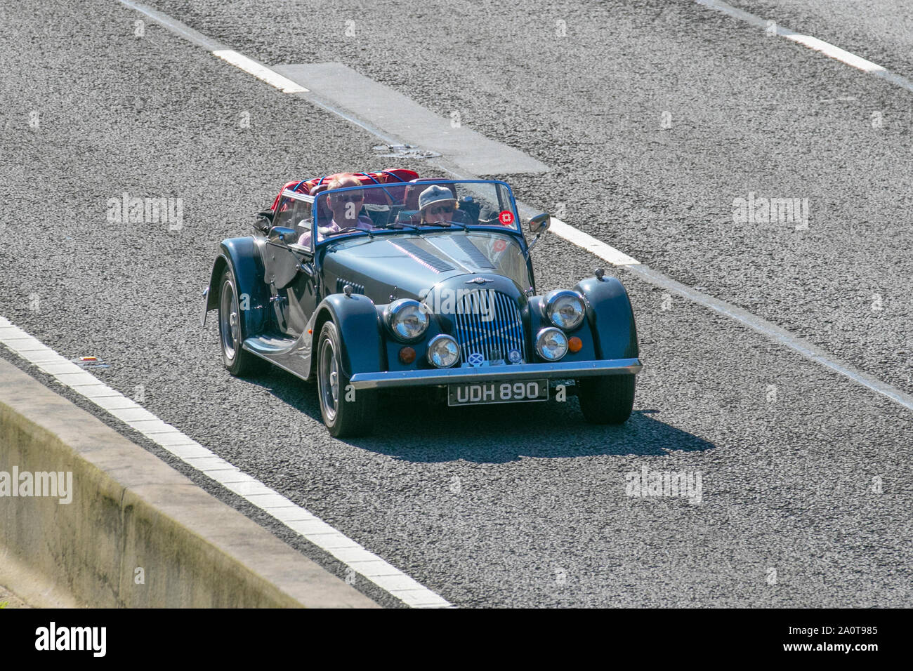 1999 90er Jahre Morgan Plus 8 Roadster 3946 ccm Benzin 4-Gang-Schaltgetriebe; UK Vehicular Traffic, Transport, moderne Sportwagen, südwärts auf der 3-spurigen Autobahn M6. Stockfoto