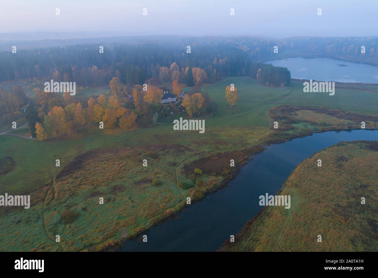 Ein Blick von der Höhe des Nachlasses bin ikhailovskoe' an einem nebligen Oktober Morgen (Aufnahmen aus quadrocopter). Pushkinskie Gory, Russland Stockfoto