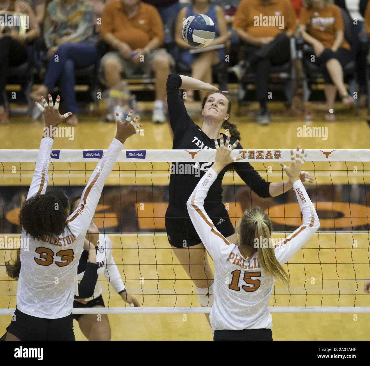 Austin, Texas, USA. 20 Sep, 2019. Texas A&M Aggies mittleren Blocker MALLORY TALBERT (12) Während ein NCAA Volleyball Spiel zwischen Texas und der Texas A&M in der Gregory Gymnasium in Austin, Texas, am 20. September 2019. Credit: Scott Coleman/ZUMA Draht/Alamy leben Nachrichten Stockfoto