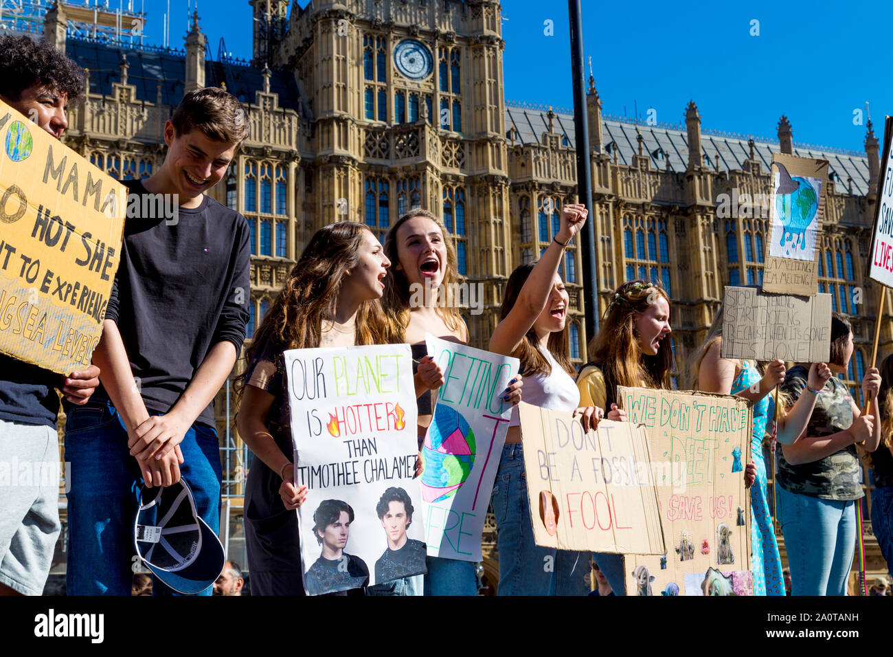 20. September 2019, London, UK - junge Schulkinder holding Banner und Schilder, schreien vor Häusern des Parlaments, das globale Klima Streik in Westminster Stockfoto