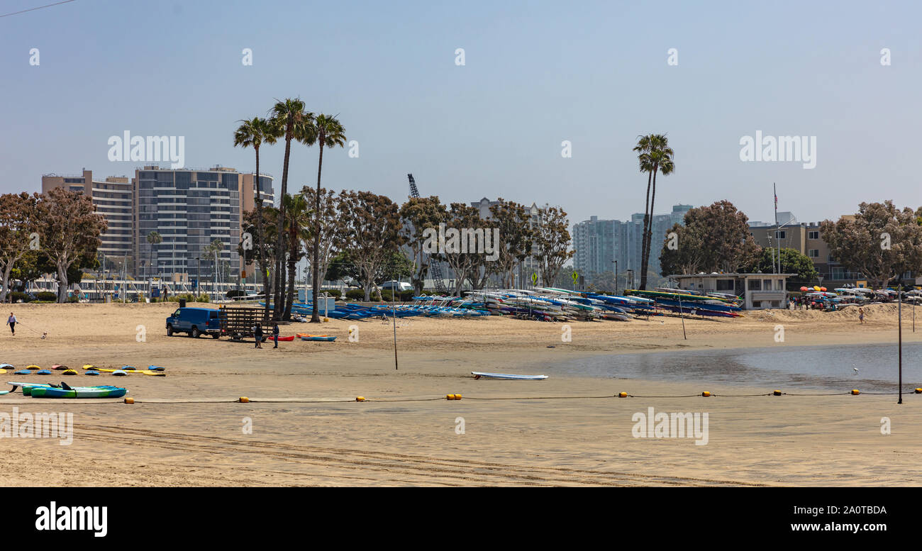 Los Angeles Kalifornien USA. 30. Mai 2019. Marina del Rey Beach, Surfschule und Surfbretter auf dem Sand, blauer Himmel, sonniger Frühlingstag Stockfoto