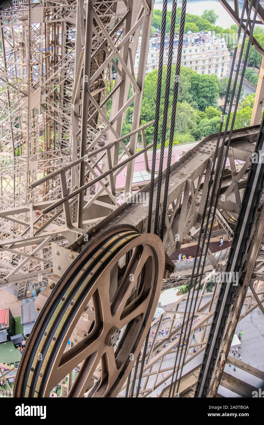 Detailansicht der großen Riemenscheibe und Kabel und falsche Bügeleisen Frames der Eiffelturm Stockfoto