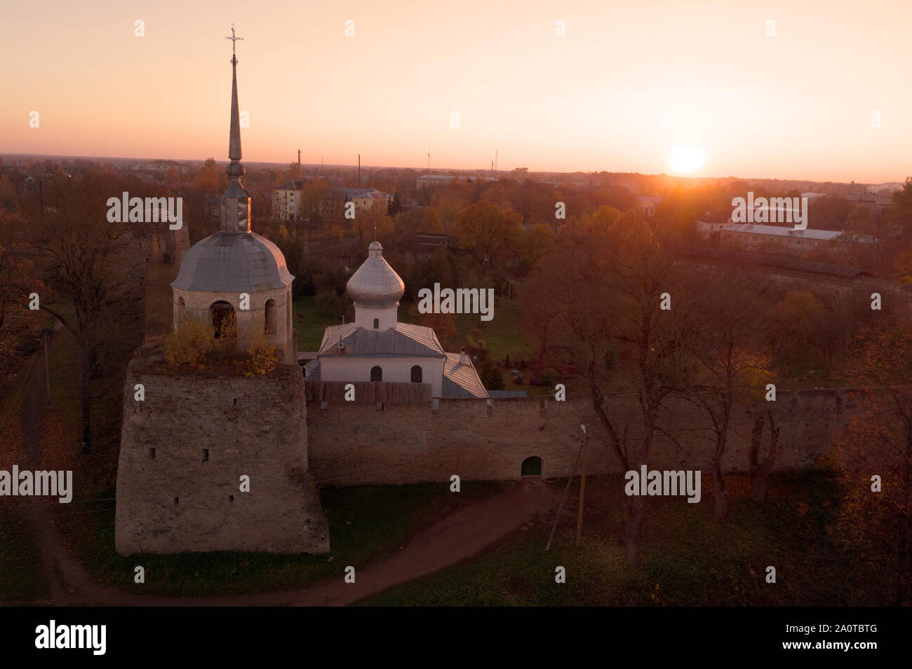 St. Nikolaus Kathedrale in der mittelalterlichen Festung bei Sonnenuntergang. Porkhov, Russland Stockfoto