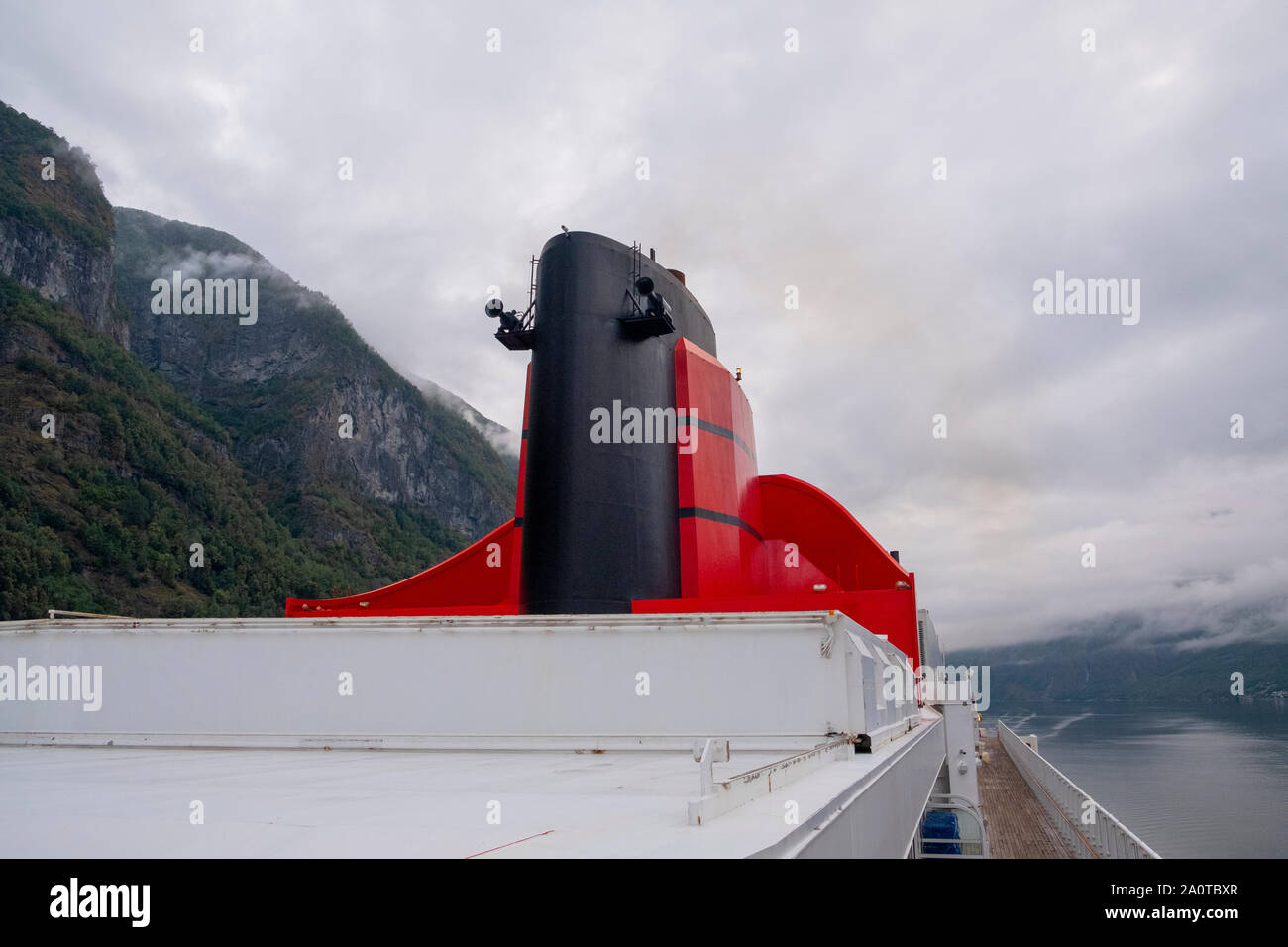 Queen Mary 2 Segel langsam entlang der Aurlandsfjord für Richtung Flam in Norwegen in den frühen Morgenstunden Stockfoto