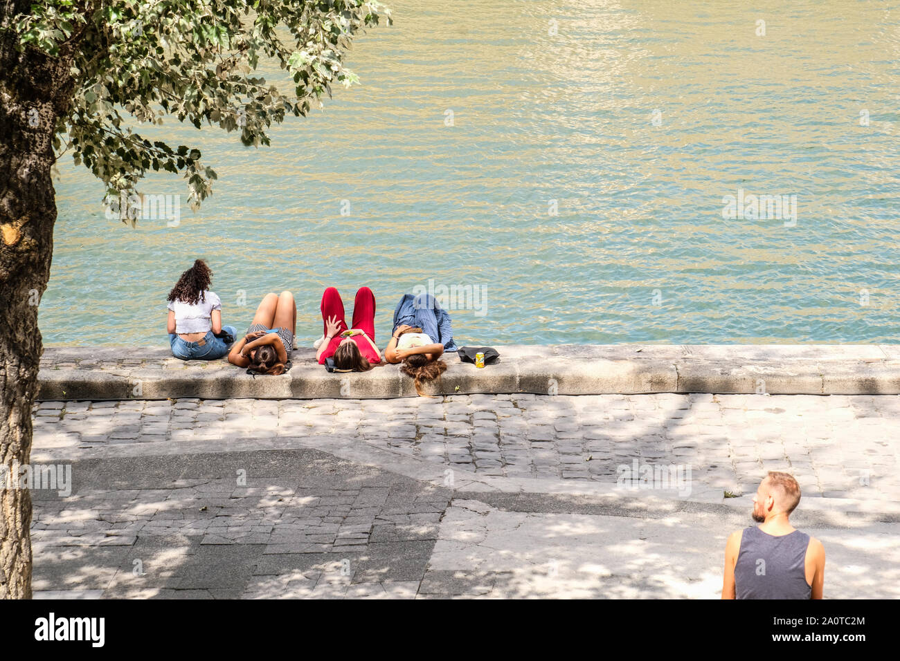 Pariser vor Seine Lügen in Paris. Stockfoto