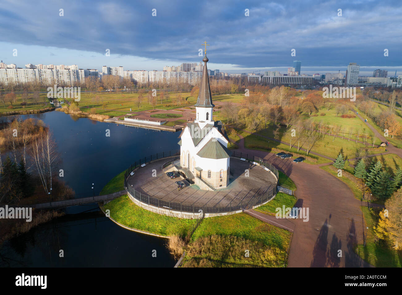 Die Kirche von St. George die siegreich in Pulkovo Park an einem sonnigen Novembertag (geschossen von einem quadcopter). St. Petersburg, Russland Stockfoto