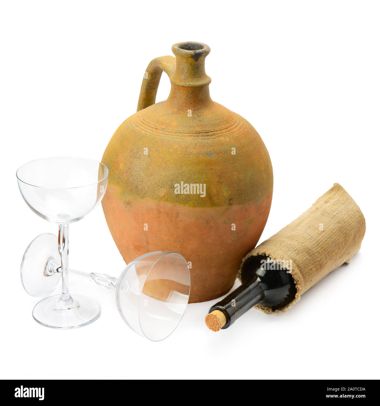 Weingläser, eine Flasche Wein und Amphoren auf weißem Hintergrund  Stockfotografie - Alamy