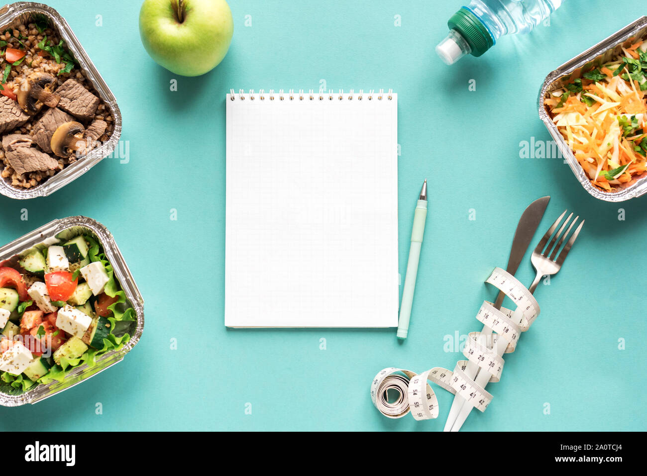 Ernährung Diät Plan flach mit Notebook, Wasser, Obst, gesunde Mahlzeiten und Maßband. Fitness Ernährung, gesunde Lebensweise, Ernährung Konzept auf Blu Stockfoto
