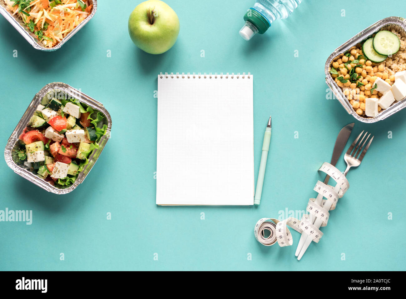 Vegetarische Diät Plan flach mit Notebook, Wasser, Obst, gesunde, vegetarische oder vegane Mahlzeiten und Maßband. Fitness Ernährung, gesunder Lebensstil Stockfoto