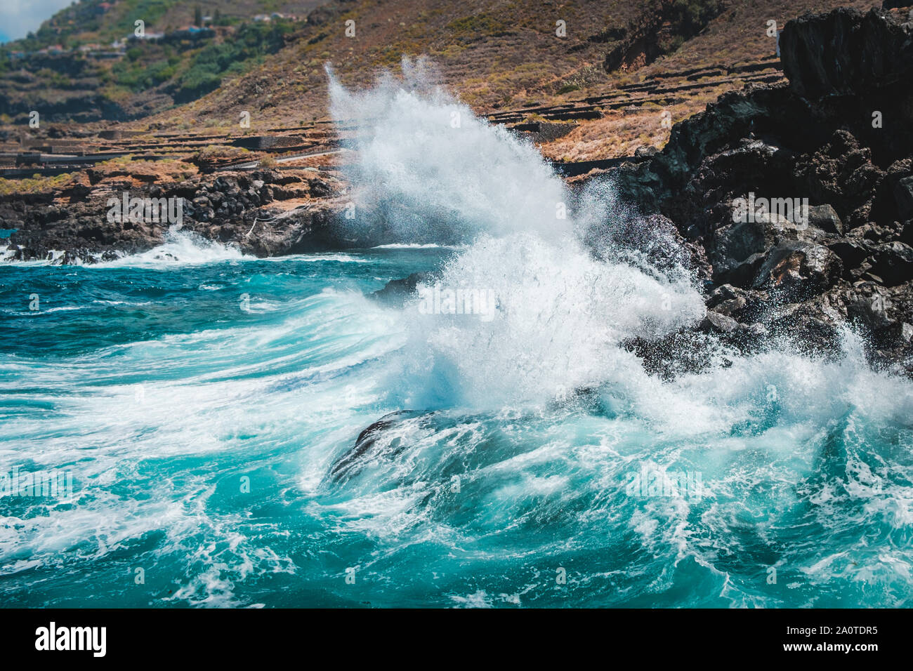 Big Wave splash Am felsigen Ufer-Wellen schlagen Felsen an der Küste Stockfoto