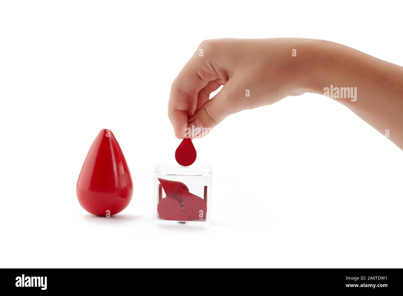 Blutspender. Die Hand Tropfen Blut in das Feld als Spende auf weißem Hintergrund. Konzept Blut spenden Leben retten. Stockfoto