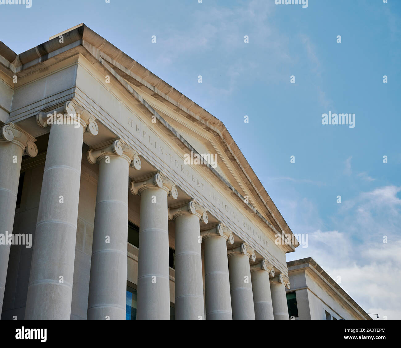 Die Heflin-Torbert justiziellen Zentrum oder Alabama Supreme Court Building, vorne oder Fassade, in griechischen Revival Architektur in Montgomery, Alabama, USA. Stockfoto