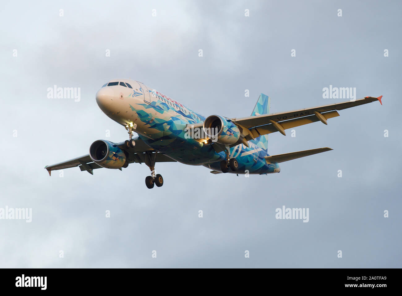 SAINT-Petersburg, Russland - 25. OKTOBER 2018: Airbus A 319-111 (VQ-BAS) der Fluggesellschaft Rossija in der Farbgebung der Zenit Football Club auf einem Glide pat Stockfoto