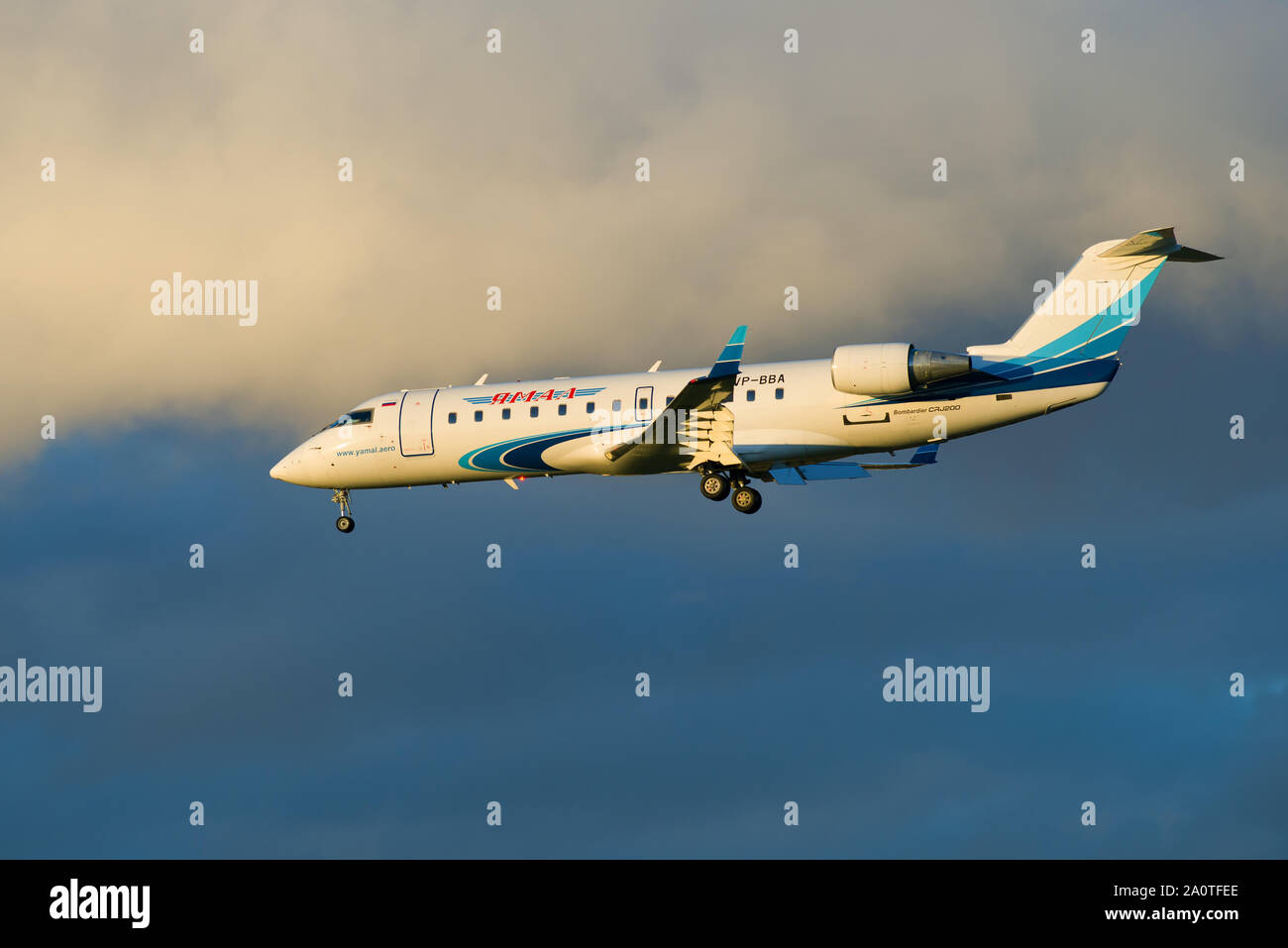 Bombardier CRJ-200 (VP-BBA) der Yamal Airlines ist die Landung in einem bewölkten Himmel Stockfoto