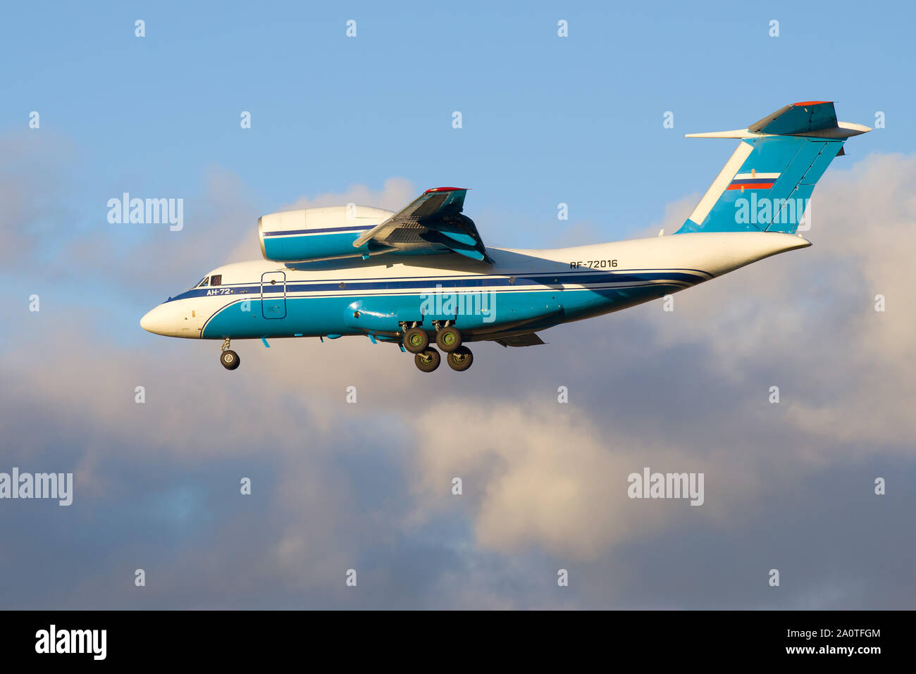 SAINT-Petersburg, Russland - Oktober 25, 2018: Flugzeug Antonov An-72 (RF -72016) des Bundesgrenzschutzes Rußlands in den bewölkten Himmel vor der Landung Stockfoto