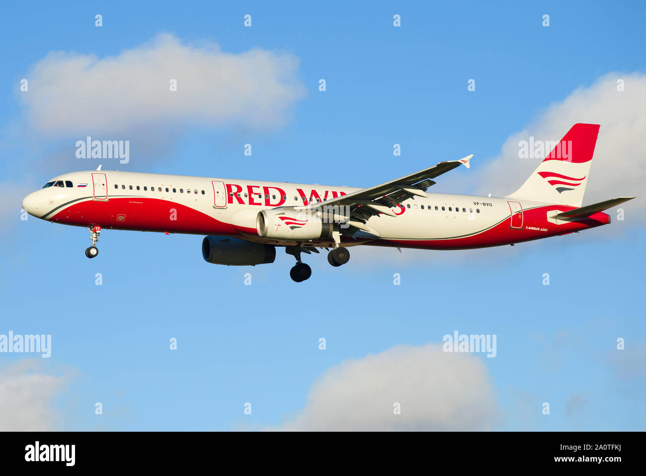ST. PETERSBURG, Russland - Oktober 25, 2018: Der Airbus A 321-200 (VP-Bvo) der Red Wings airline Schließen in den bewölkten Himmel Stockfoto